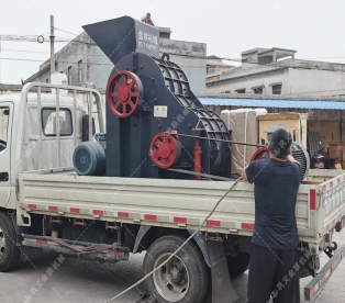 中型無篩底雙級破碎機發貨 發往云南